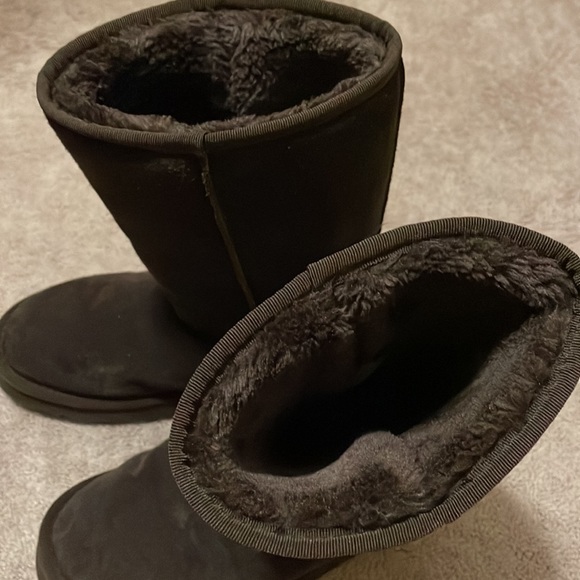 Brown Uggs in size 7. Good condition and ready for next owner. - Picture 3 of 5